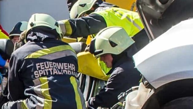 Im Einsatz standen bei dem Unfall auf der Tauernautobahn die Feuerwehr Spittal, die FF Seeboden, ...