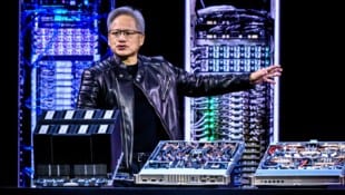 Nvidia-CEO Jensen Huang, der bei öffentlichen Auftritten gerne Lederjacke trägt, ist ...