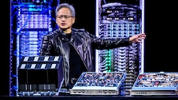 Nvidia-CEO Jensen Huang, der bei öffentlichen Auftritten gerne Lederjacke trägt, ist ...