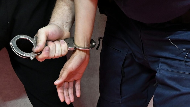 Die Salzburger Polizei nahm vier Personen fest.