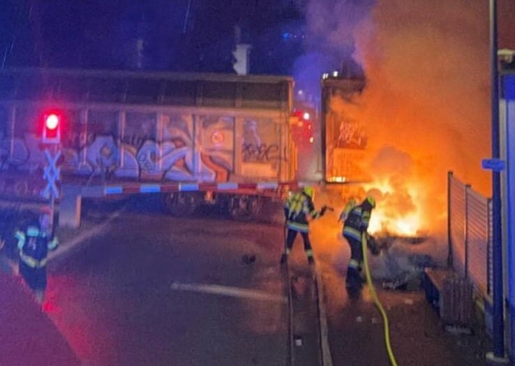 Rasch unter Kontrolle hatten die Feuerwehren den Brand, der nach der Kollision zwischen Zug und ...