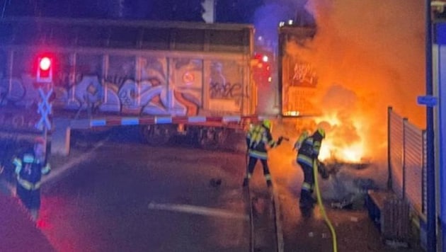 Rasch unter Kontrolle hatten die Feuerwehren den Brand, der nach der Kollision zwischen Zug und ...