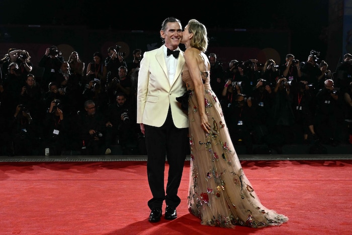 An der Seite von Ehemann Billy Crudup strahlte die 56-Jährige im Traumkleid!