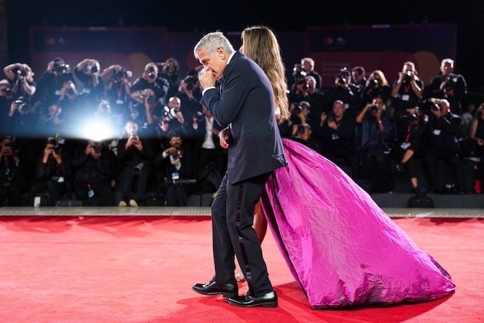 George Clooney klassisch im Smoking – der perfekte Gentleman an ihrer Seite.
