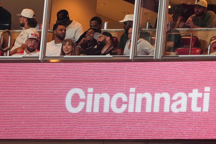 Kelce stammt aus dem US-Bundesstaat Ohio und besuchte dort die University of Cincinnati, wo er ...