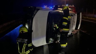 Die Feuerwehren wurden in der Nacht zu einem Unfall auf der A10 alarmiert: Ein Auto war über die ...