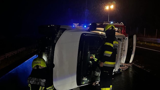 Die Feuerwehren wurden in der Nacht zu einem Unfall auf der A10 alarmiert: Ein Auto war über die ...