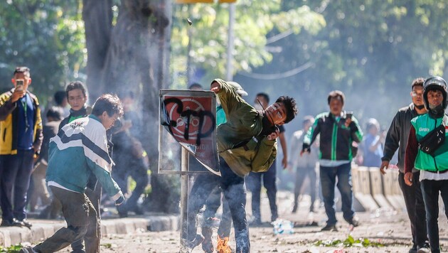 In Indonesien protestieren derzeit immer wieder Menschen gegen eine Zulage für Abgeordnete.
