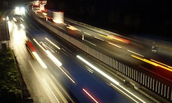Auf der A12 im Unterland zogen die Beamten den rasenden Familienvater, der unter Drogen stand, ...