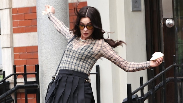 Hoppla! Anne Hathaway stürzt am Filmset von „Der Teufel trägt Prada 2“!