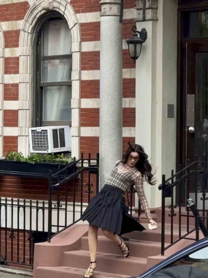 Gefährliche Situation am Filmset: Anne Hathaway verliert auf der Treppe den Halt ...