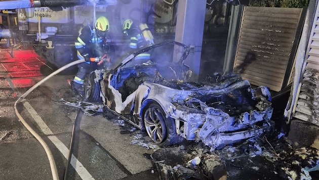 Das blieb vom Wagen, der in Pörtschach auf den Gleisen gesteckt hatte und von einem Zug erfasst ...