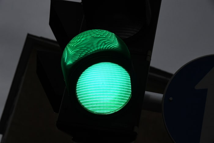 Wer an der grünen Ampel steht, zieht sich schnell den Zorn anderer Autofahrer zu.