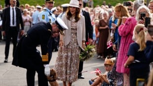 Während König Frederik auf der dänischen Insel Samsø kleine Hunde streichelte, ließ sich Königin ...