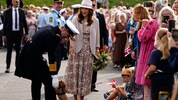 Während König Frederik auf der dänischen Insel Samsø kleine Hunde streichelte, ließ sich Königin ...