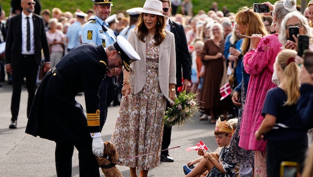 Während König Frederik auf der dänischen Insel Samsø kleine Hunde streichelte, ließ sich Königin ...
