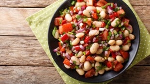 Der Salat sollte vor dem Verzehr am besten noch zwei Stunden im Kühlschrank durchziehen.