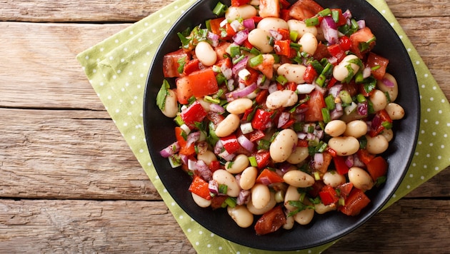 Der Salat sollte vor dem Verzehr am besten noch zwei Stunden im Kühlschrank durchziehen.