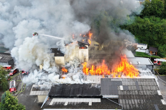 Die Firma in Mattighofen steht in Vollbrand.