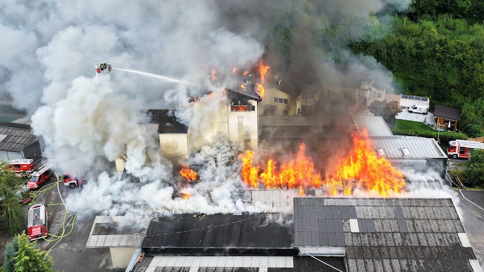 Der Gebäudekomplex stand am Freitag in Vollbrand.