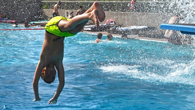 Im Freibad von Laakirchen flogen die Fetzen. Eine ehrenamtliche Wasserretterin warf das ...