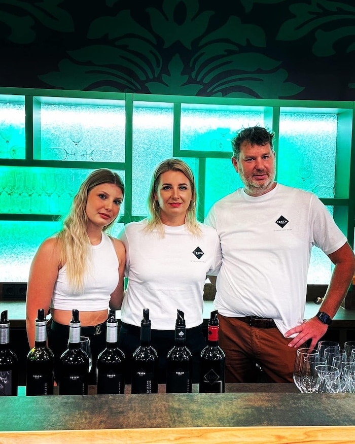 Das Weingut von Josef Tesch steigt mit „Cuvée Titan 2022“ ins Finale ein.