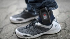 Der Angeklagte ließ sich auch mit Fußfessel vor Straftaten nicht abhalten.