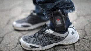 Der Angeklagte ließ sich auch mit Fußfessel vor Straftaten nicht abhalten.