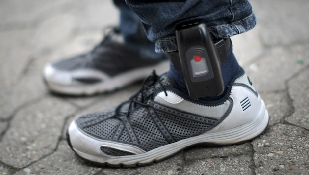 Der Angeklagte ließ sich auch mit Fußfessel vor Straftaten nicht abhalten.