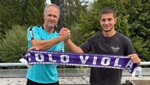 Austria Salzburgs Sportchef Roland Kirchler mit Luka Parkadze.