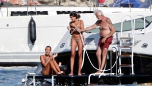Heiße Dusche vor Saint-Tropez: Briatore und seine Bikini-Ladys ...