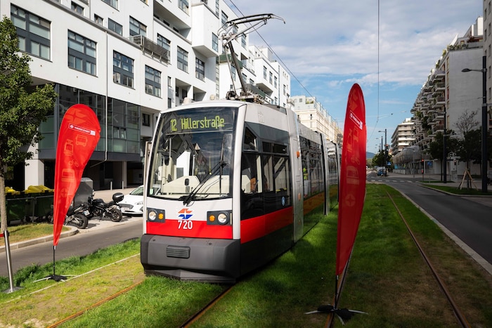 Die neue Straßenbahnlinie 12 am Grüngleis in der Vorgartenstraße.
