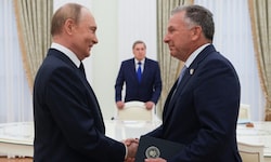 Witkoff (re.) traf Putin Anfang August im Kreml und zeigte dabei, dass er keinerlei ...