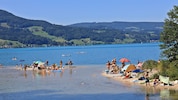 Vor allem an den Seen wie dem Attersee schreckte der verregnete Juli Gäste ab.