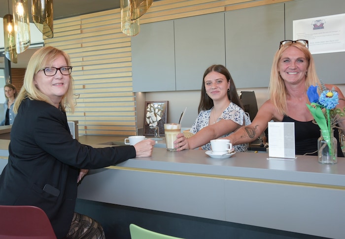Sabrina Domin (Mitte) und Natascha Knoll (re.) helfen im Zuge ihrer Umschulung im hauseigenem ...
