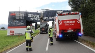 Der Lkw demolierte die Fußgängerbrücke.