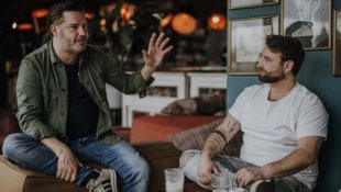 Mit berührenden Liedern sprechen Edmund – alias Markus Kadensky (links) und Roman Messner – ...