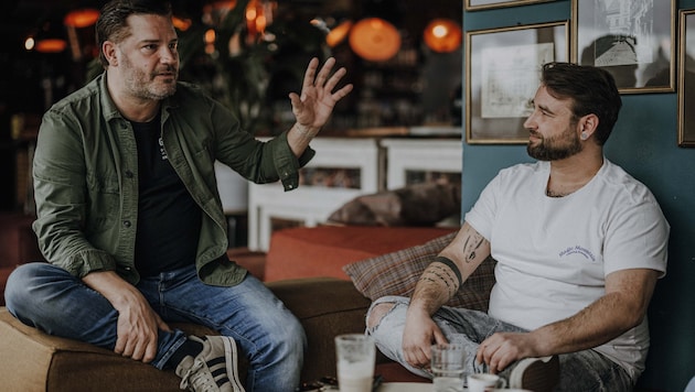 Mit berührenden Liedern sprechen Edmund – alias Markus Kadensky (links) und Roman Messner – ...