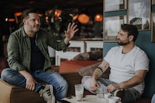 Mit berührenden Liedern sprechen Edmund – alias Markus Kadensky (links) und Roman Messner – ...