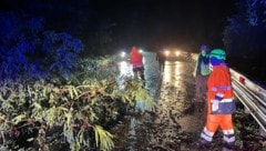 Nicht nur die enorme Regenmenge, sondern auch schwerer Wind machte den Einsatzkräften zu ...