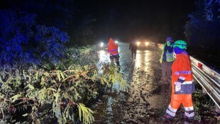 Nicht nur die enorme Regenmenge, sondern auch schwerer Wind machte den Einsatzkräften zu ...
