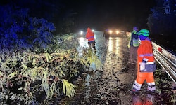 Nicht nur die enorme Regenmenge, sondern auch schwerer Wind machte den Einsatzkräften zu ...