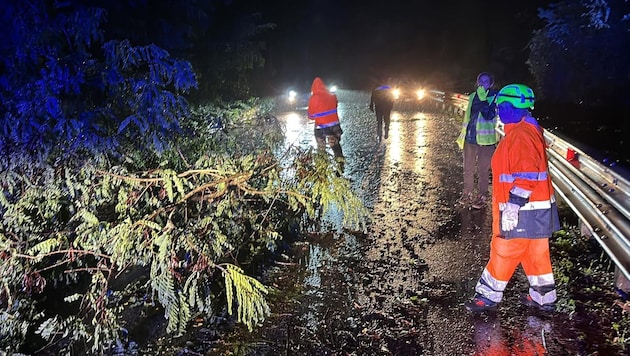 Nicht nur die enorme Regenmenge, sondern auch schwerer Wind machte den Einsatzkräften zu ...