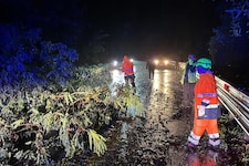 Nicht nur die enorme Regenmenge, sondern auch schwerer Wind machte den Einsatzkräften zu ...