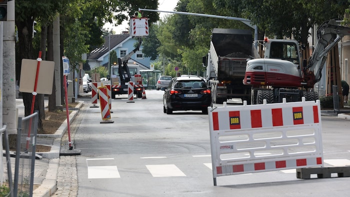 Münzgrabenstraße: Fahrbahn und Gehsteig sind fertig, letzte Arbeiten liegen im Zeitplan.