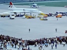 Ein Bild aus vergangenen Tagen: Die Erstlandung der Concorde 1981 in Linz zog die Massen an.