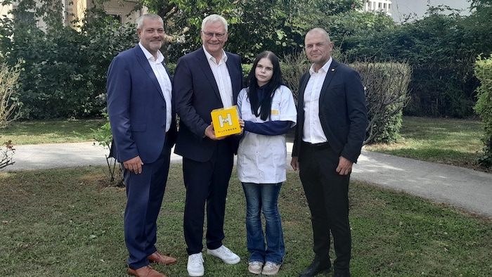 Scharmer, Steiner und Widder vom Hilfswerk mit Pflegelehrling Celina.