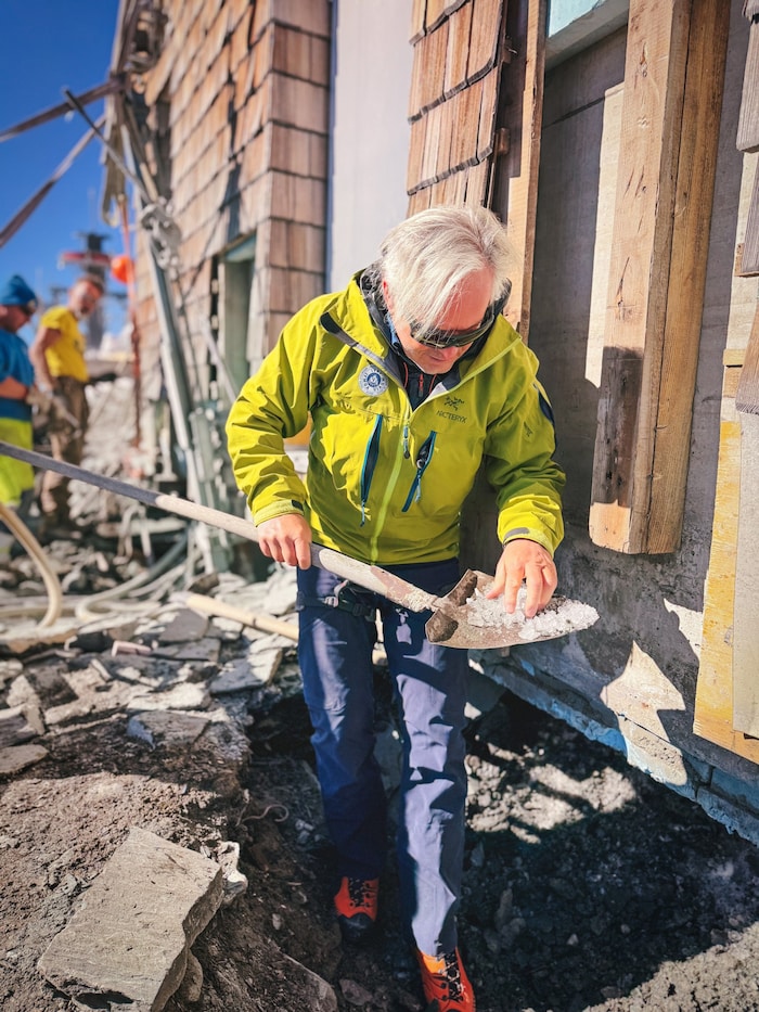 Landesgeologe Gerald Valentin liefert den Beweis, dass die Erzherzog Johann Hütte direkt auf dem ...