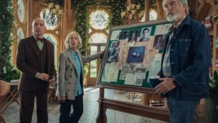 V. l.: Kingsley, Mirren und Brosnan spielen reiche Senioren, die sich mit Mordrätseln ...