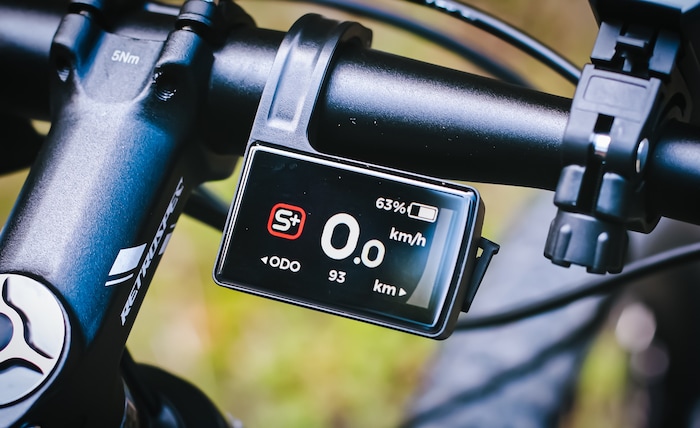 Das Display am Lenker erinnert an die Lösungen von Bosch und Shimano.